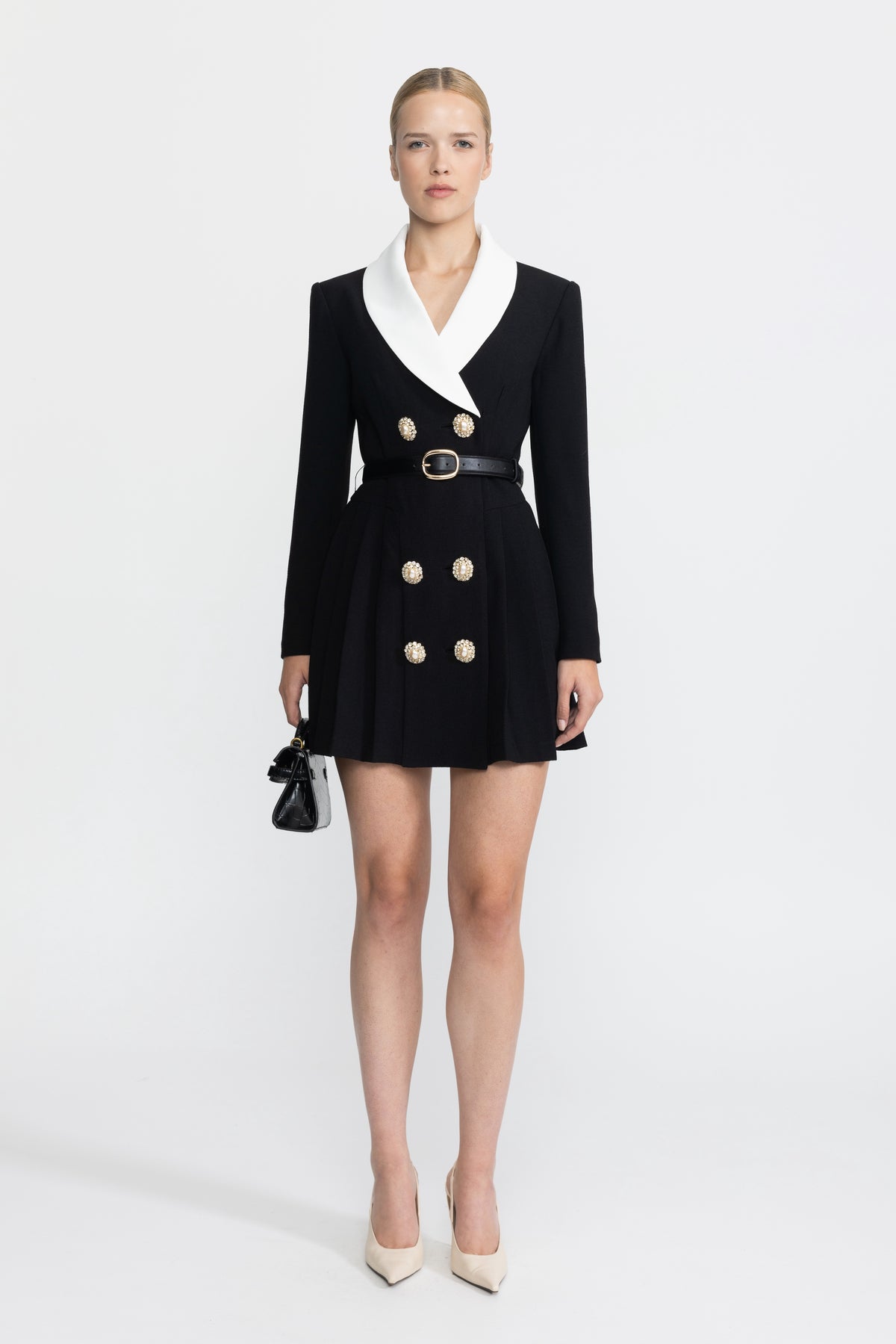 Plissiertes Blazer-Minikleid mit kontrastierendem Revers und Gürtel - Schwarz