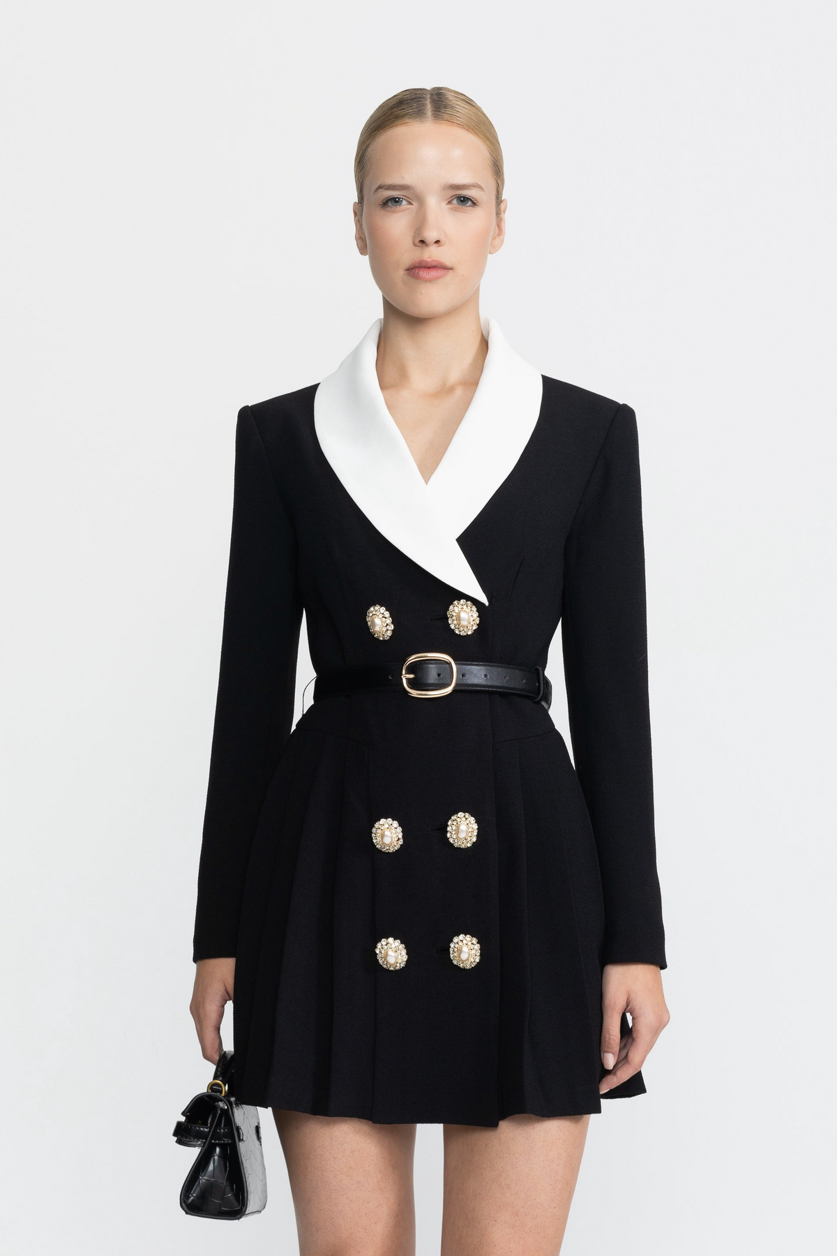 Plissiertes Blazer-Minikleid mit kontrastierendem Revers und Gürtel - Schwarz