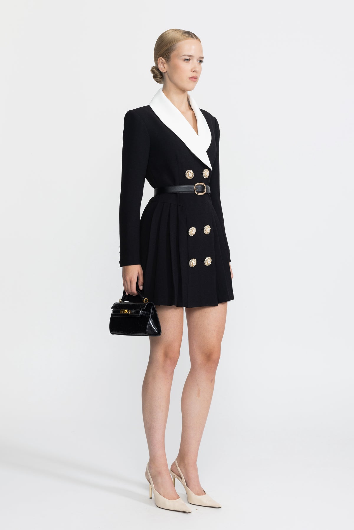 Plissiertes Blazer-Minikleid mit kontrastierendem Revers und Gürtel - Schwarz