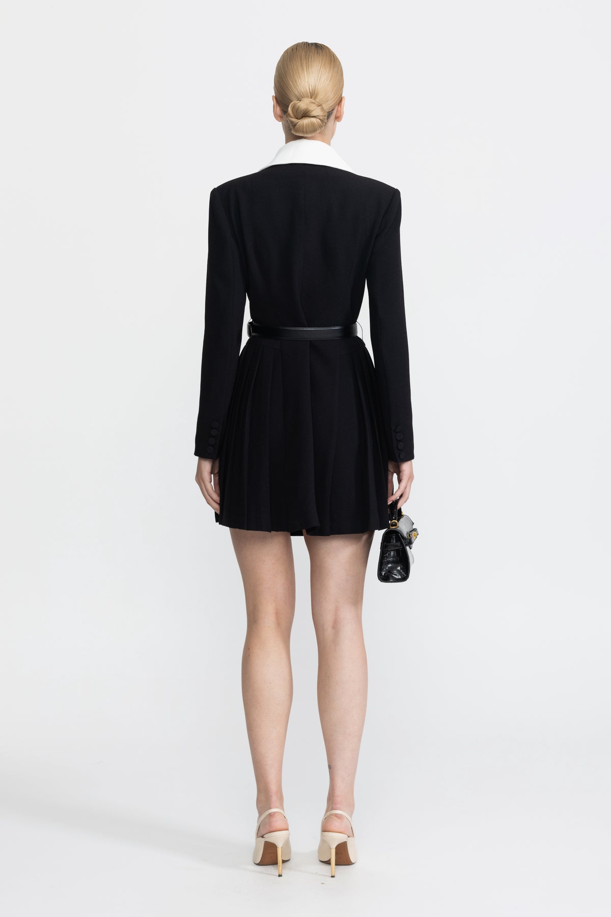 Plissiertes Blazer-Minikleid mit kontrastierendem Revers und Gürtel - Schwarz