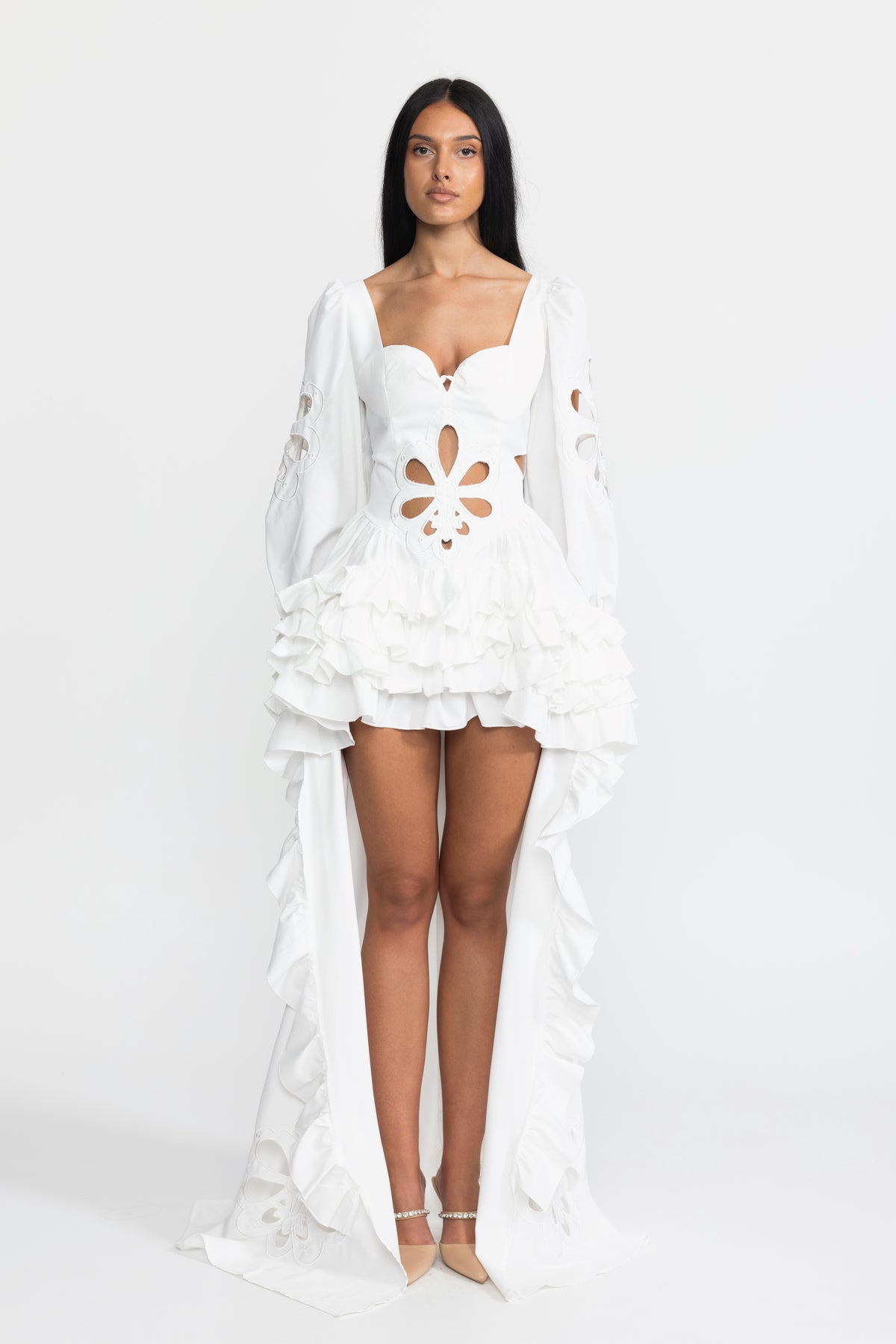 Besticktes High-Low-Maxikleid mit Cut-outs, Puffärmeln und Rüschen - Weiß