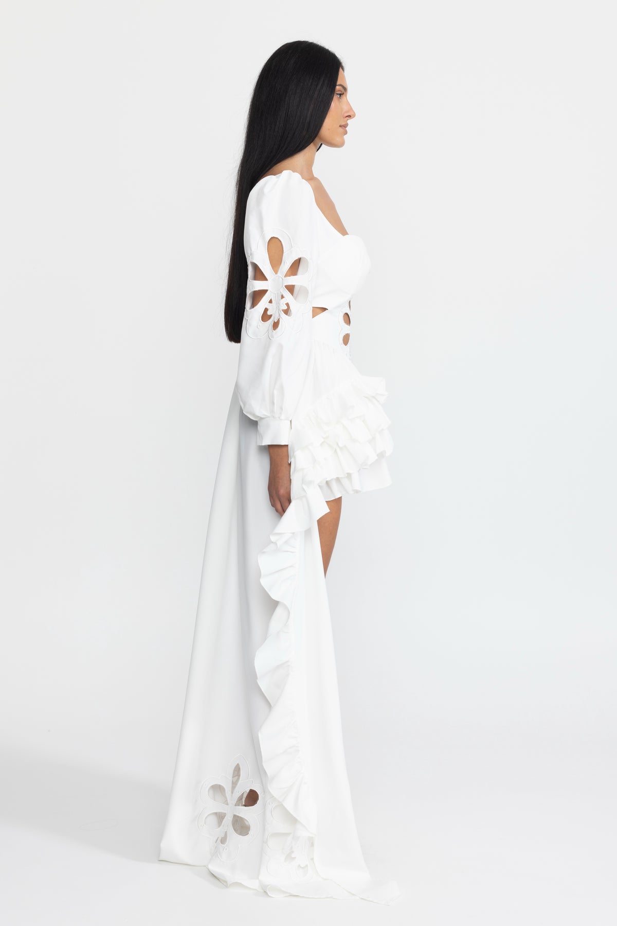 Besticktes High-Low-Maxikleid mit Cut-outs, Puffärmeln und Rüschen - Weiß