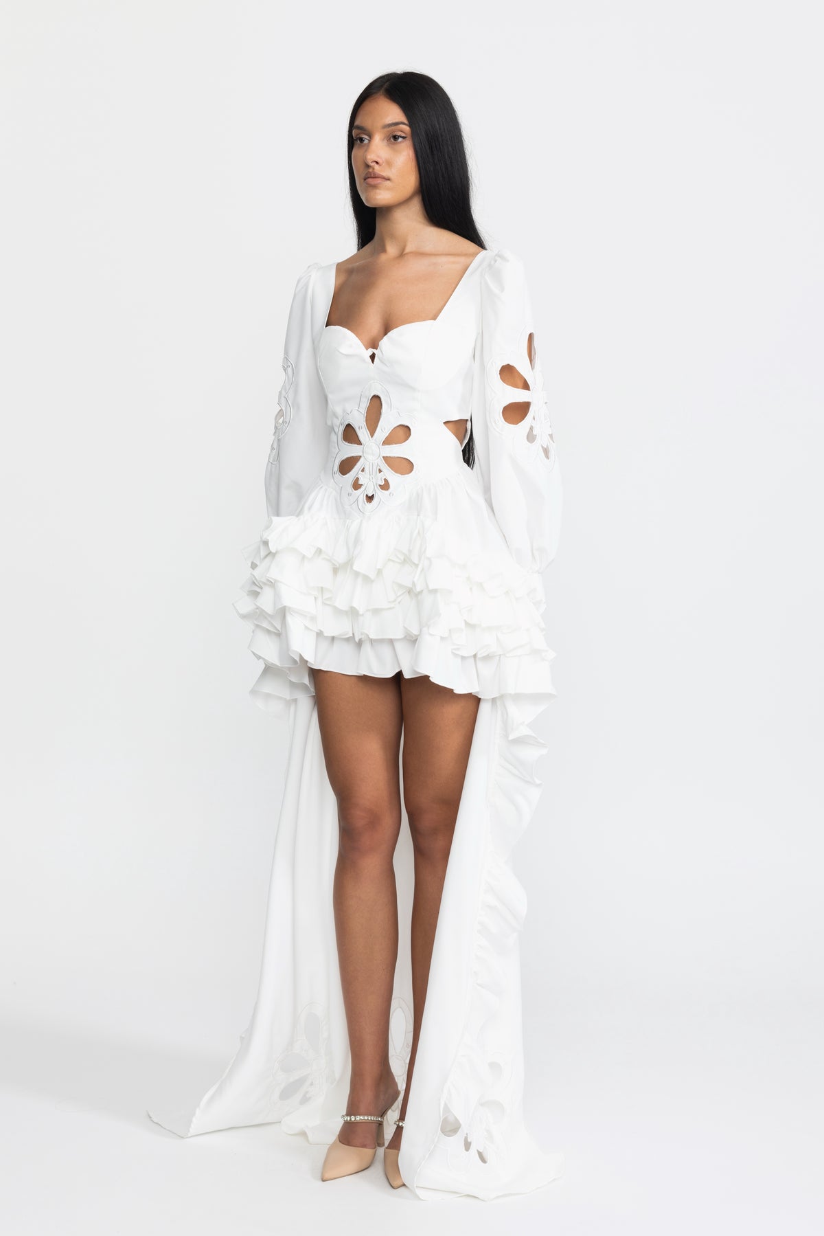 Besticktes High-Low-Maxikleid mit Cut-outs, Puffärmeln und Rüschen - Weiß