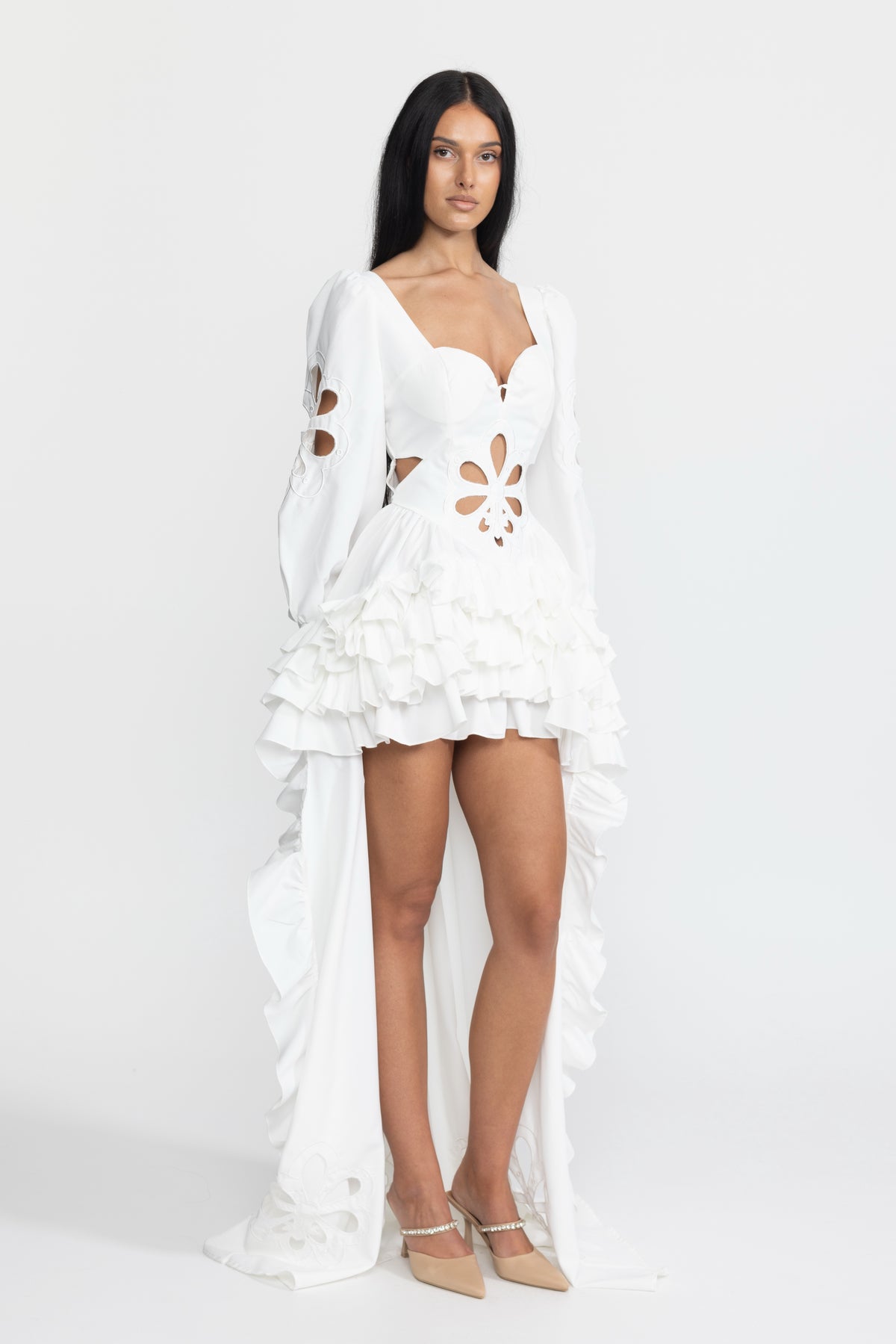Besticktes High-Low-Maxikleid mit Cut-outs, Puffärmeln und Rüschen - Weiß