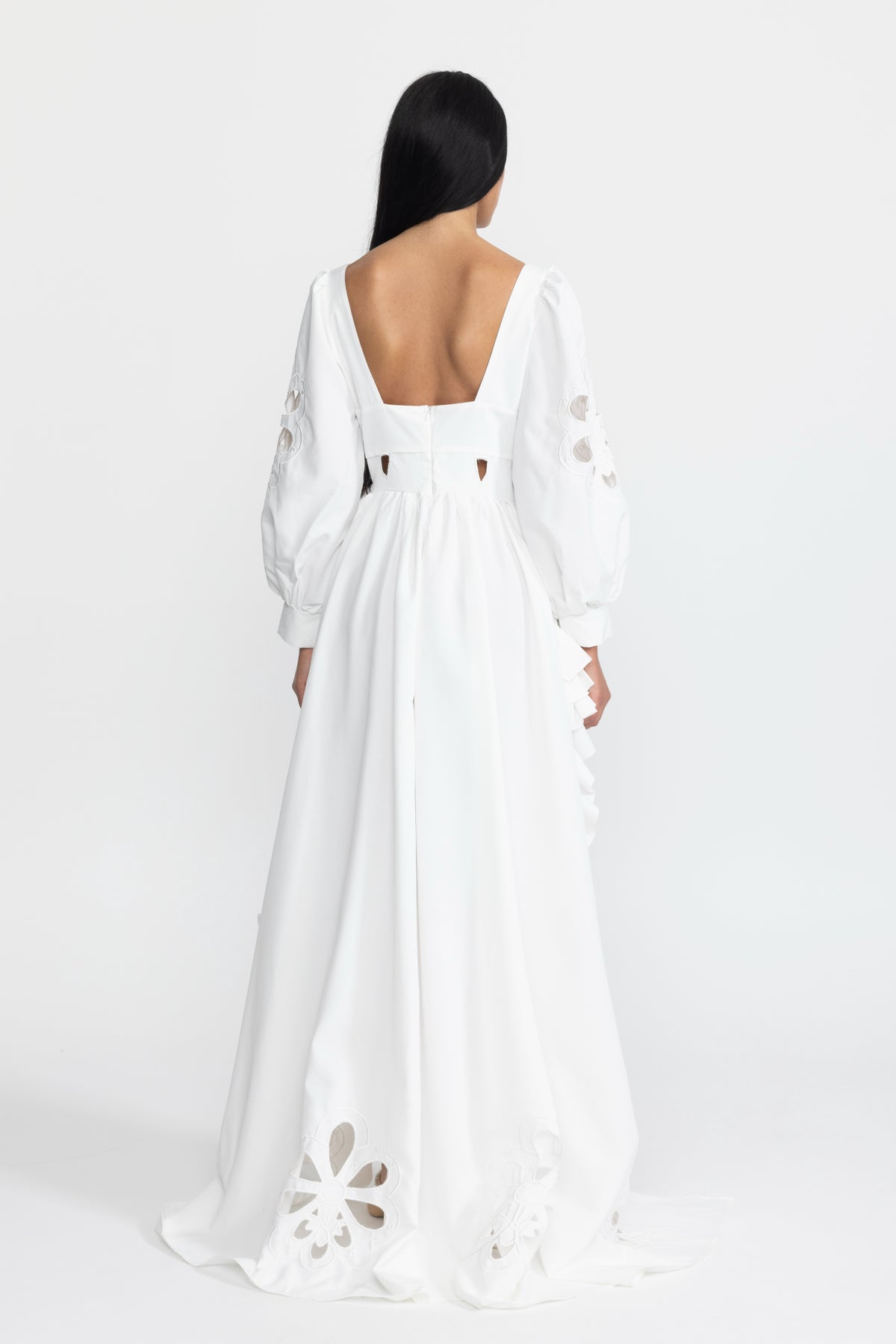 Besticktes High-Low-Maxikleid mit Cut-outs, Puffärmeln und Rüschen - Weiß