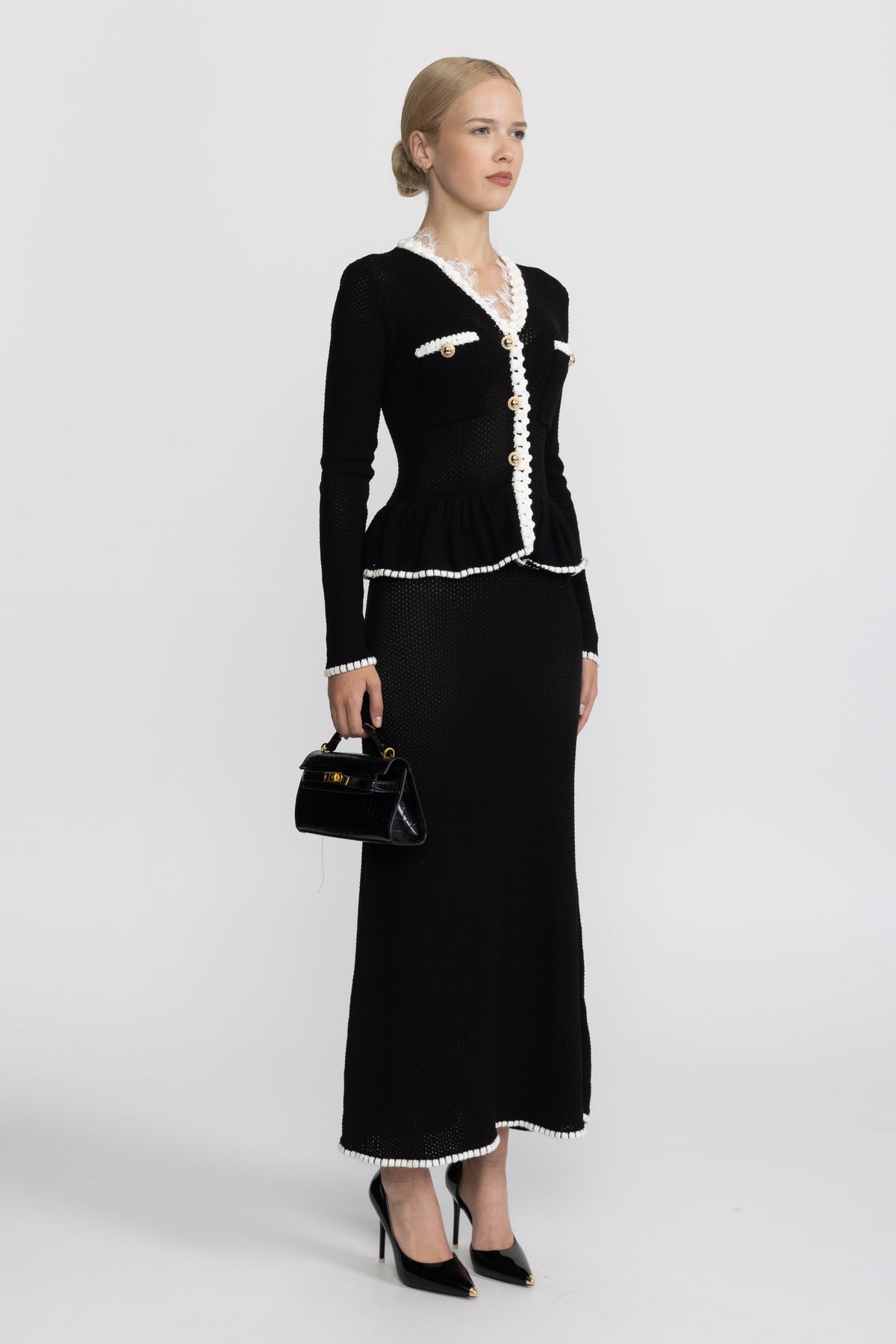Maxikleid aus Häkelstrick mit Spitzenbesatz und Schößchen - Schwarz