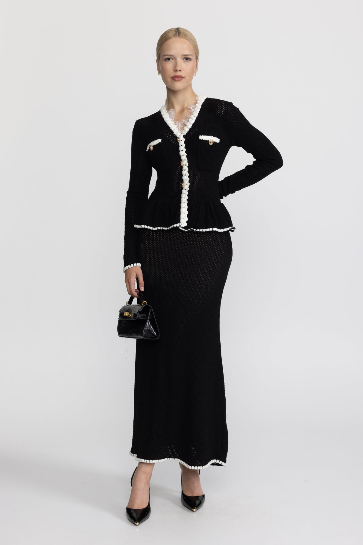 Maxikleid aus Häkelstrick mit Spitzenbesatz und Schößchen - Schwarz