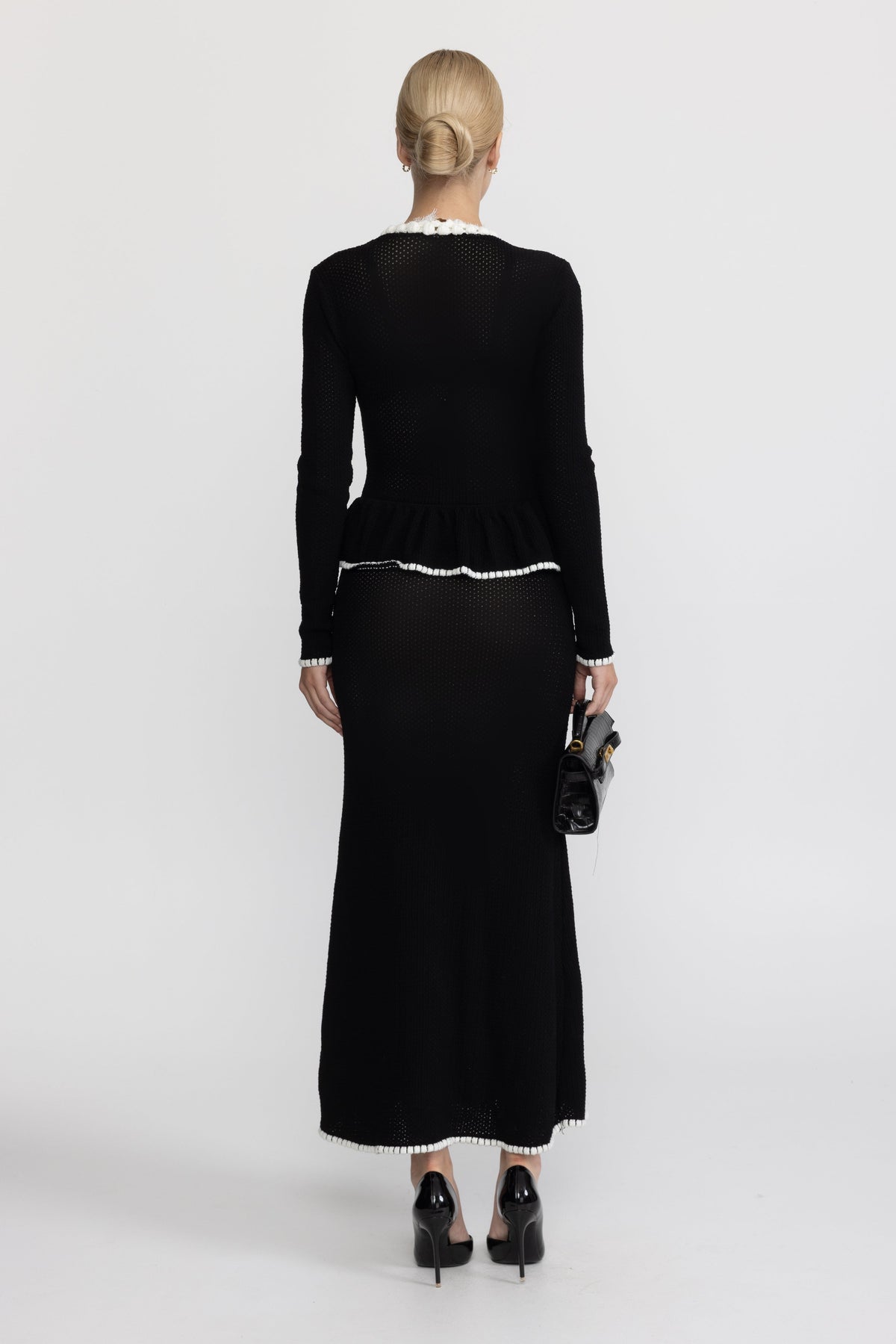 Maxikleid aus Häkelstrick mit Spitzenbesatz und Schößchen - Schwarz