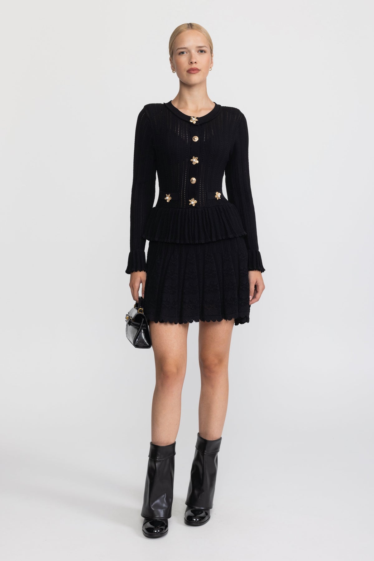 Pointelle-Strick-Minikleid mit Schößchen und Blumenknöpfen - Schwarz