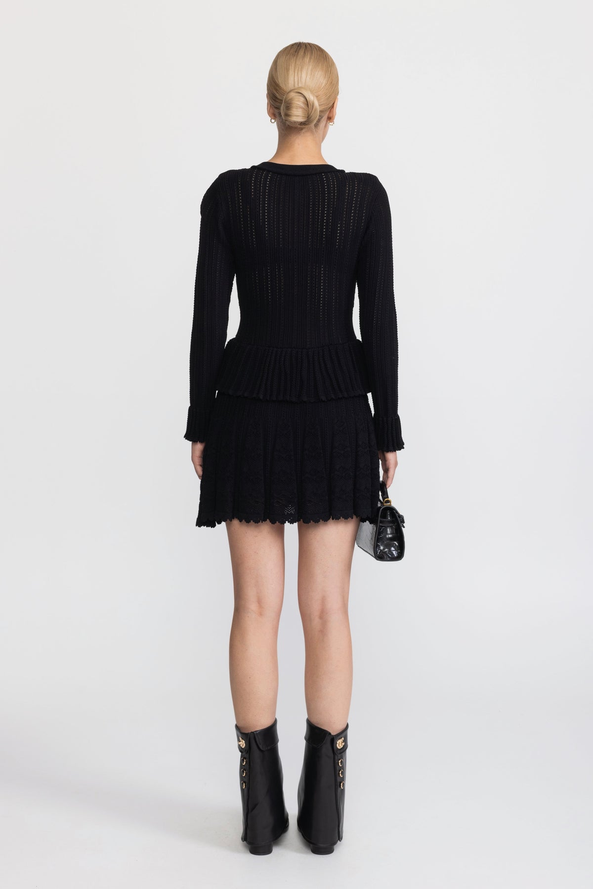 Pointelle-Strick-Minikleid mit Schößchen und Blumenknöpfen - Schwarz