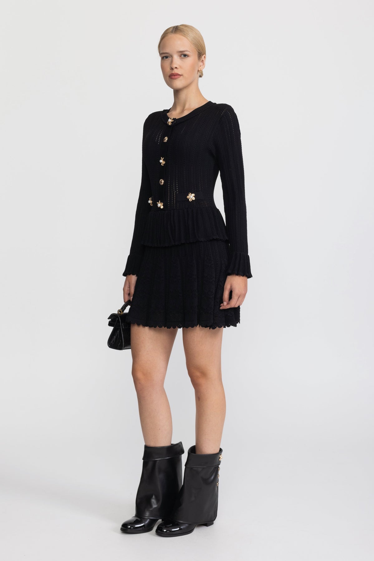 Pointelle-Strick-Minikleid mit Schößchen und Blumenknöpfen - Schwarz