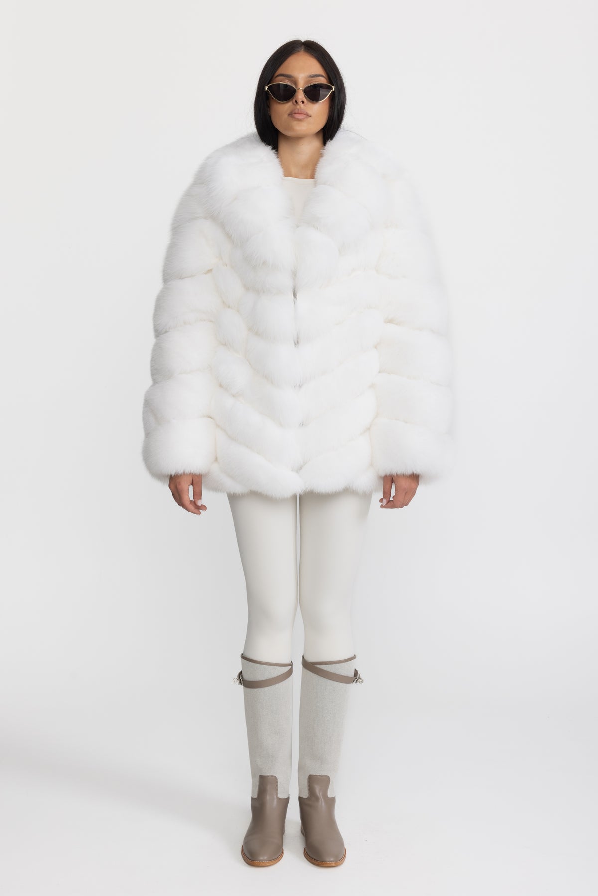 Stufige Fuchsjacke mit oversized Schalkragen – Weiß