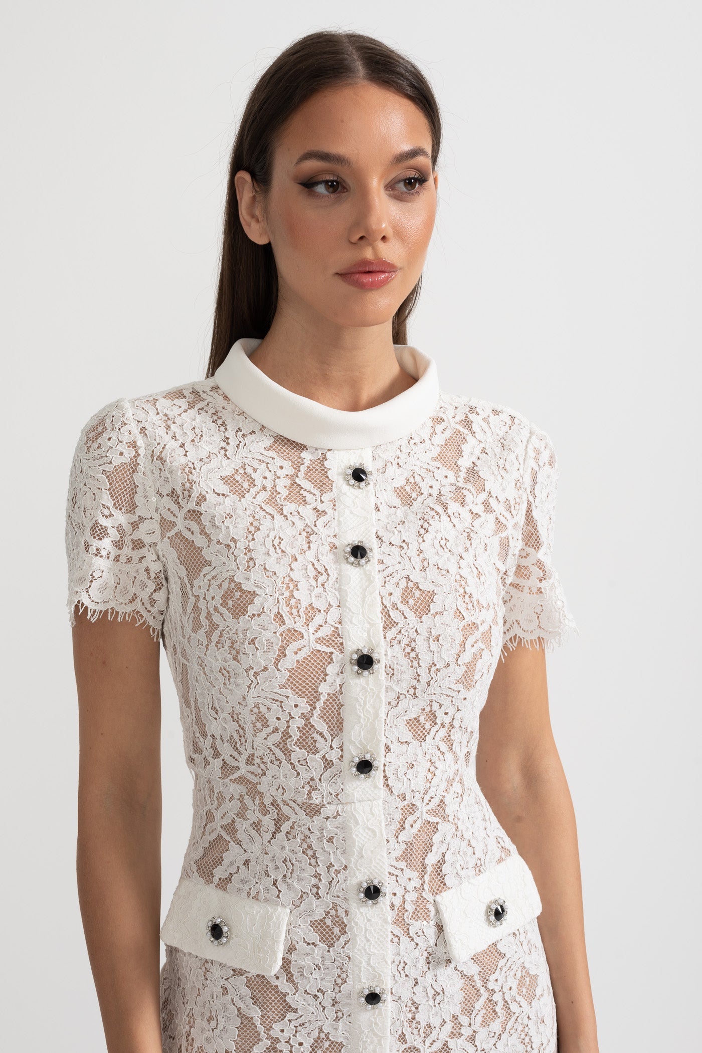 Elegantes Spitzenkleid mit kurzen Ärmeln und passendem Taillengürtel - Weiß
