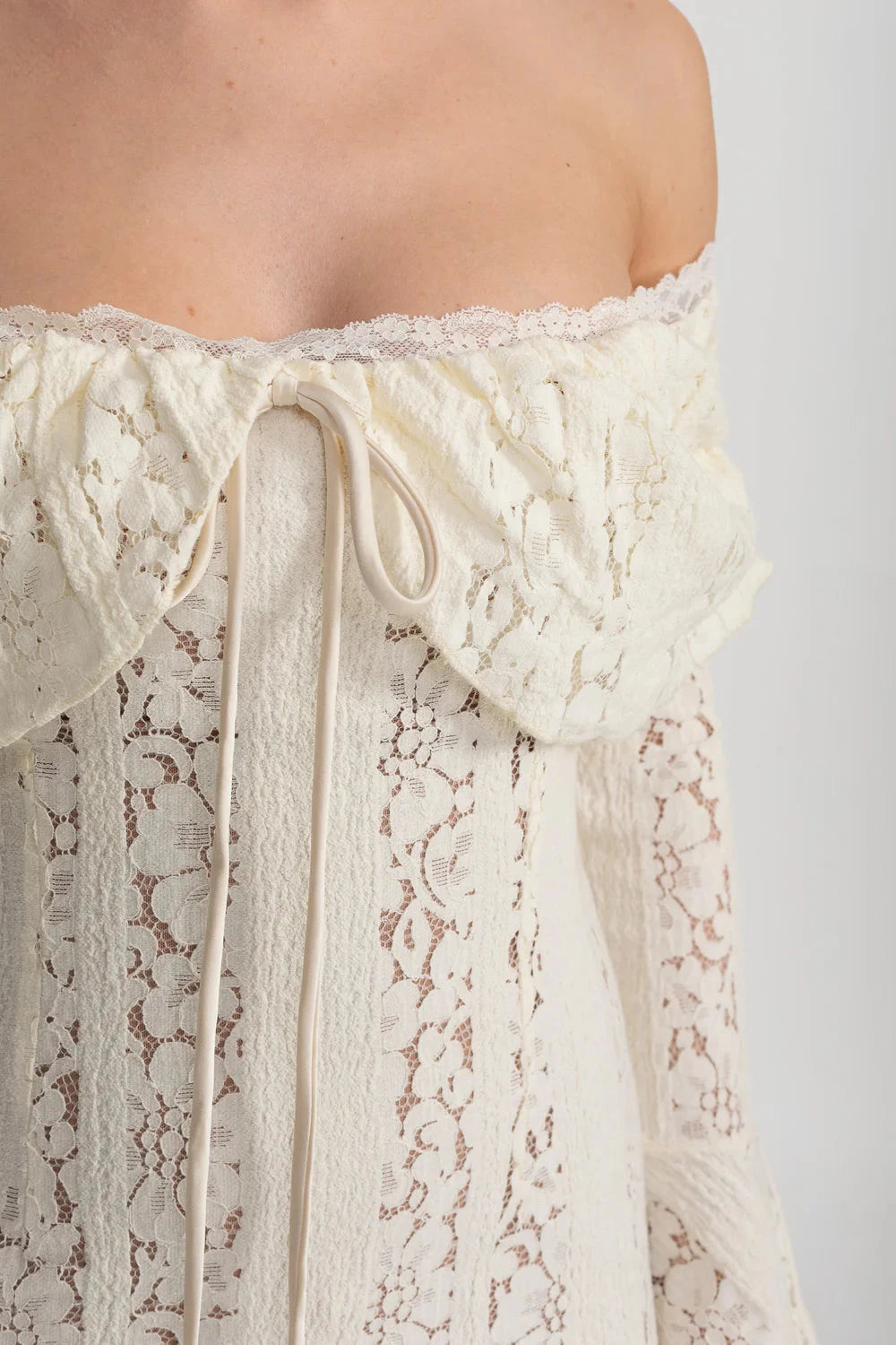 Elegantes schulterfreies Spitzenkleid mit langen ausgestellten Ärmeln - Ivoire