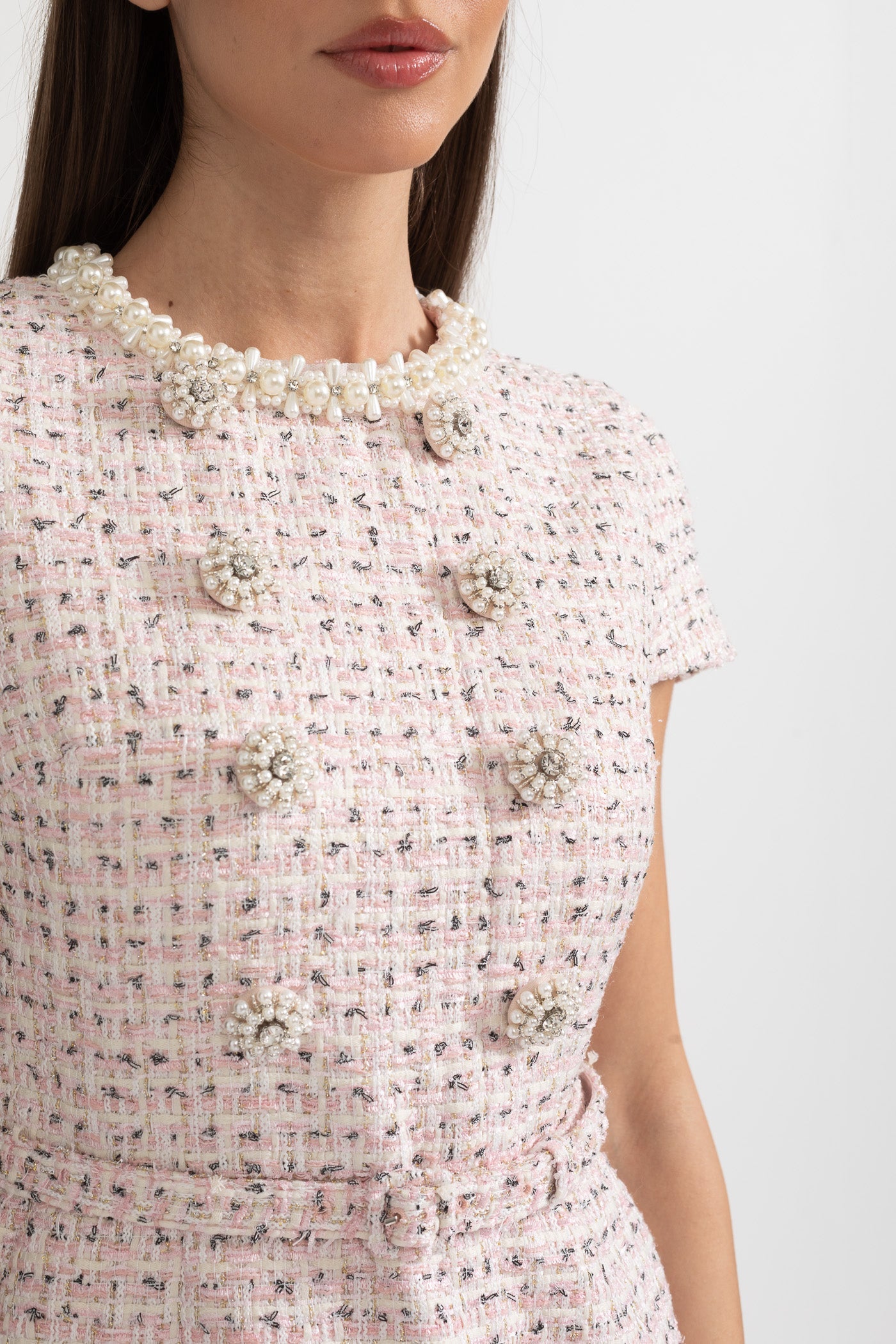 Elegantes, strukturiertes Mini-Kleid mit kurzen Ärmeln und passendem Gürtel - Pink