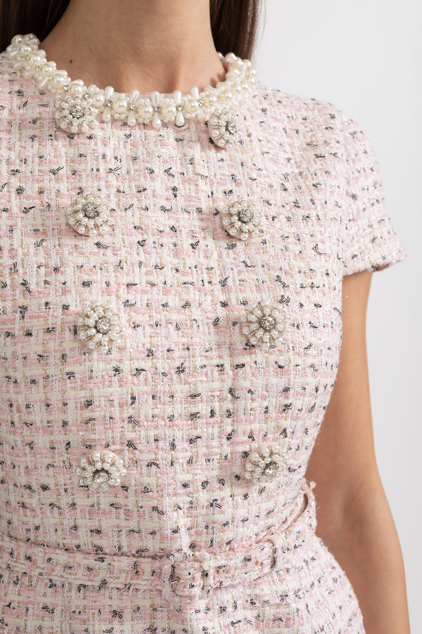 Elegantes, strukturiertes Mini-Kleid mit kurzen Ärmeln und passendem Gürtel - Pink