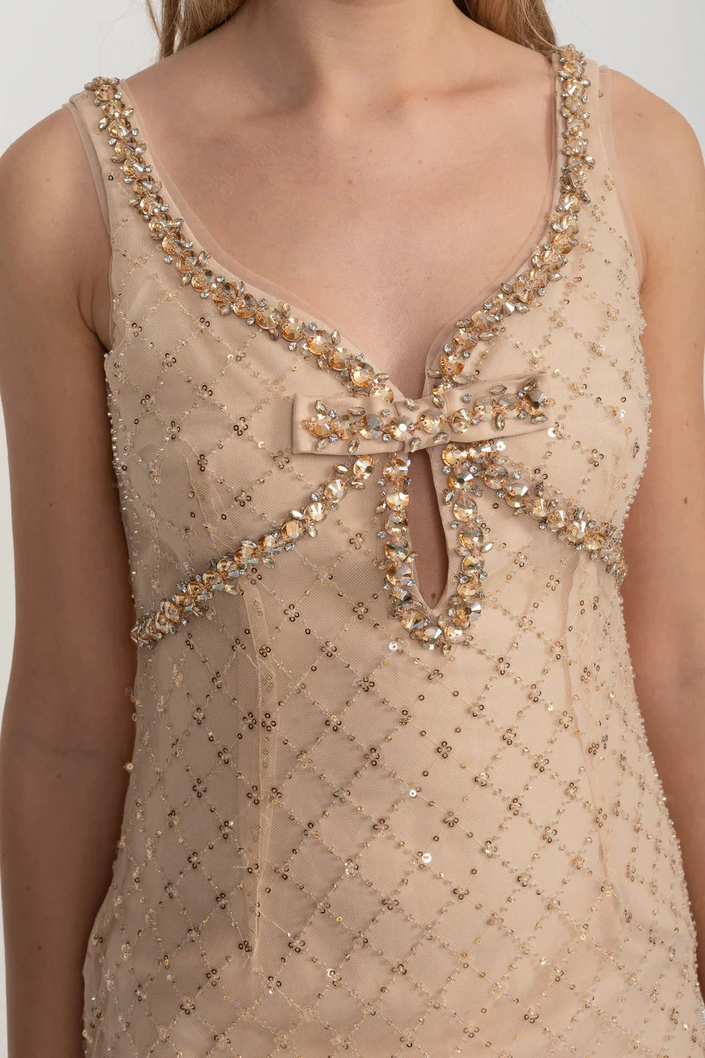 Eng anliegendes Minikleid mit Diamantmuster und Paillettenverzierungen – Gold