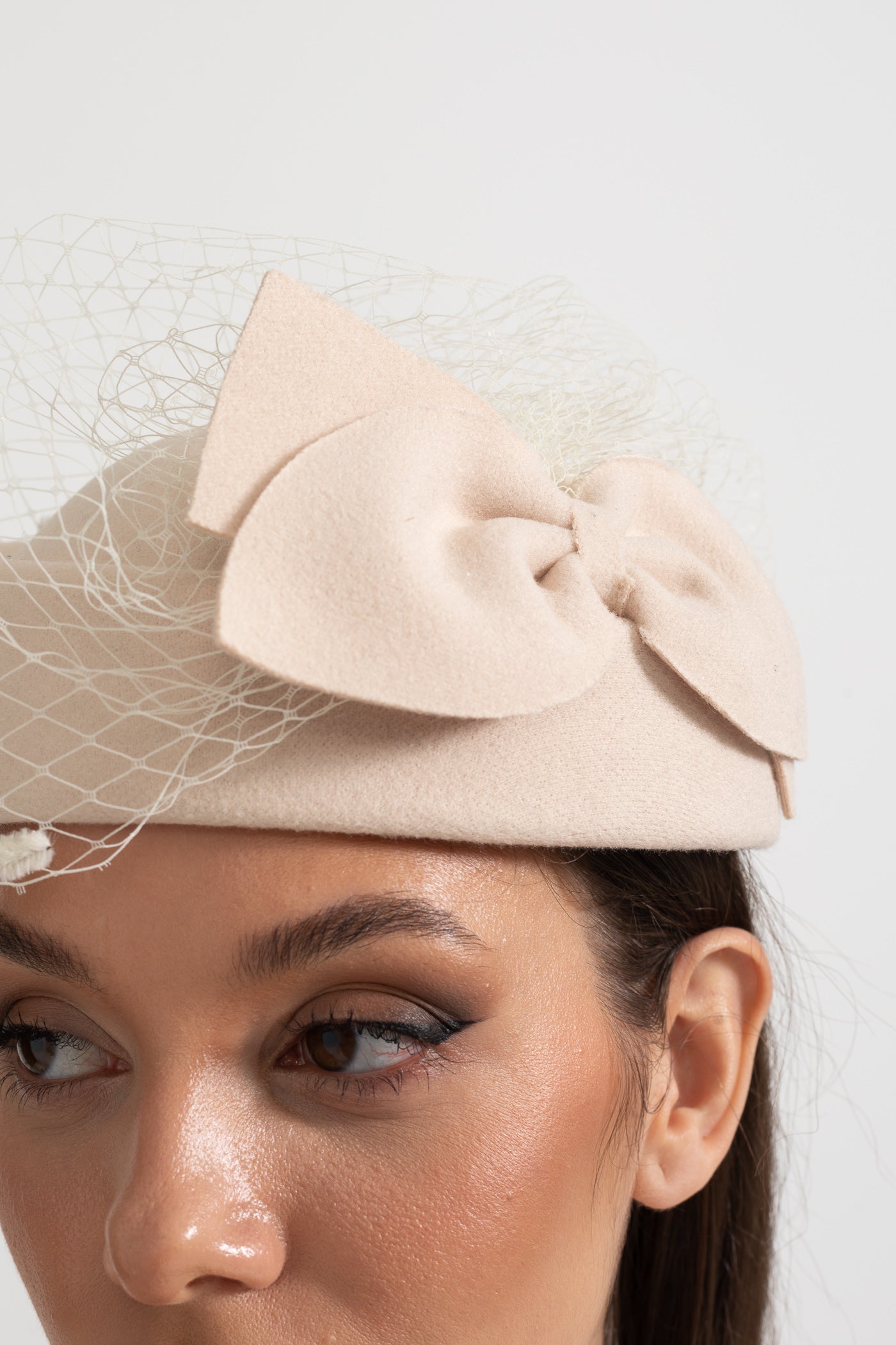 Eleganter Hut mit zartem Netz und dekorativer Schleifenapplikation – Beige