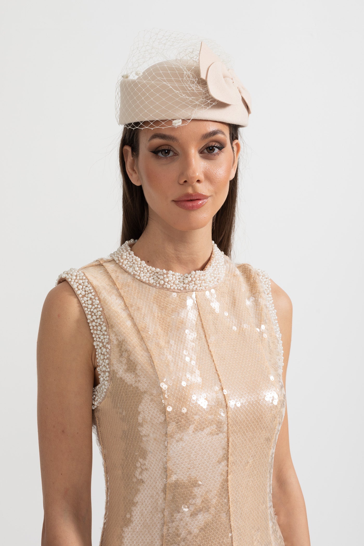 Eleganter Hut mit zartem Netz und dekorativer Schleifenapplikation – Beige