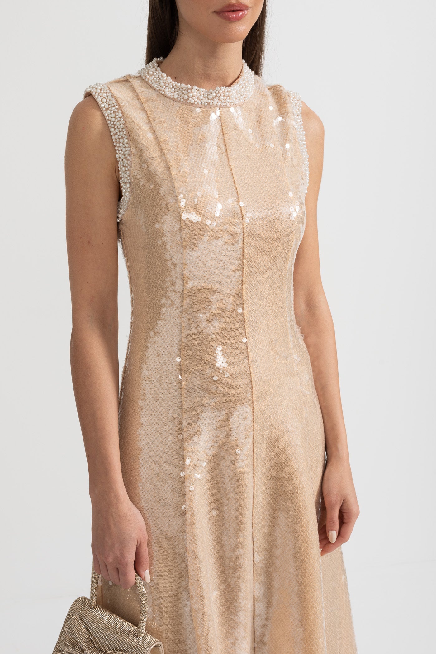Elegantes Paillettenkleid mit weißen Perlenverzierungen – Beige
