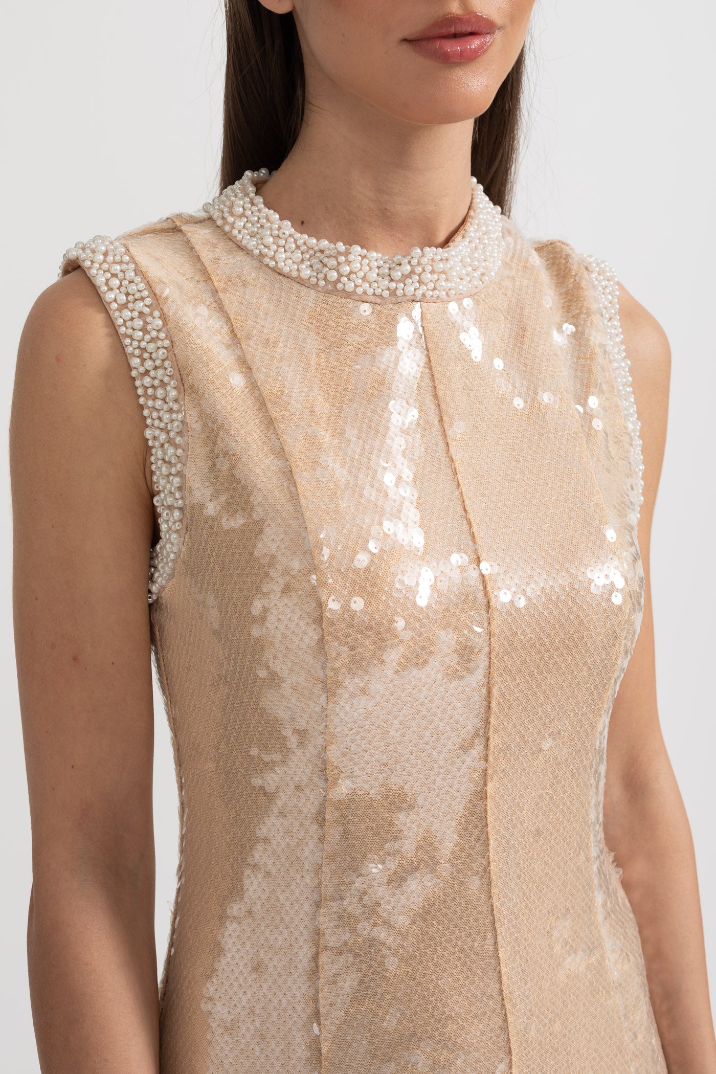 Elegantes Paillettenkleid mit weißen Perlenverzierungen – Beige