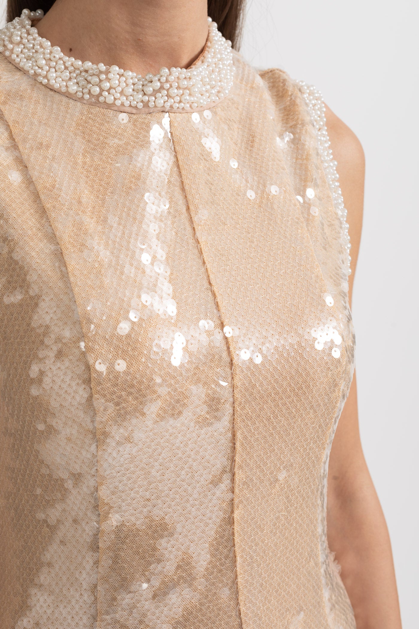 Elegantes Paillettenkleid mit weißen Perlenverzierungen – Beige