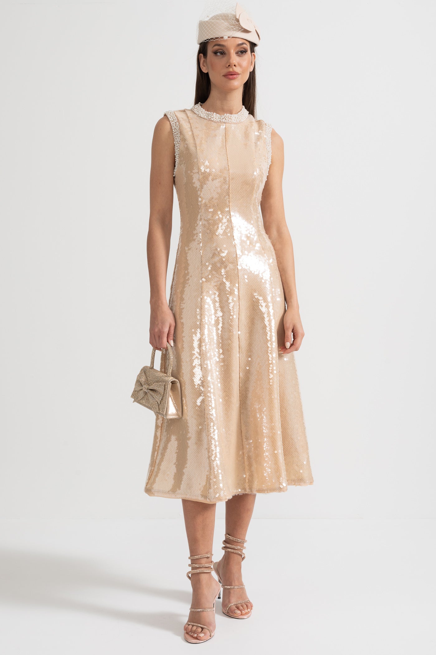 Elegantes Paillettenkleid mit weißen Perlenverzierungen – Beige