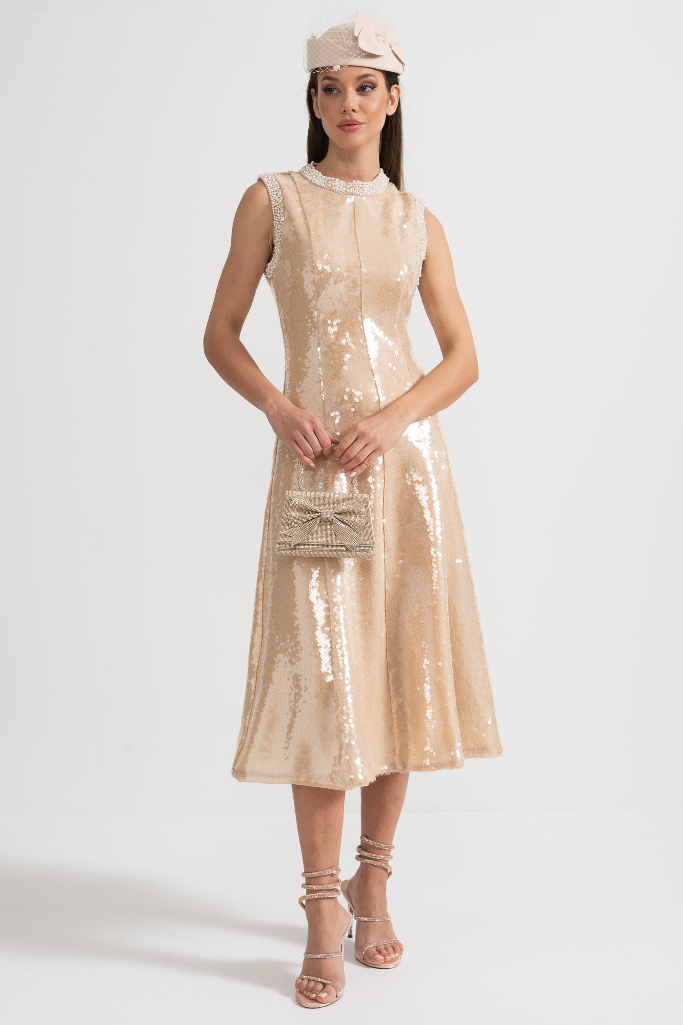 Elegantes Paillettenkleid mit weißen Perlenverzierungen – Beige