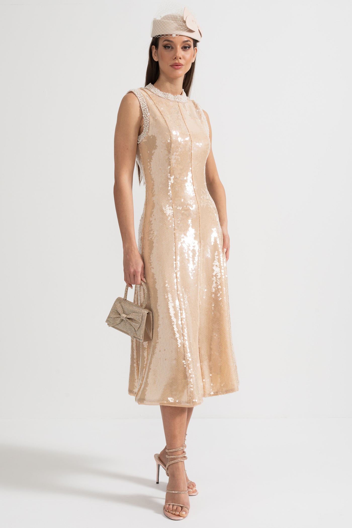 Elegantes Paillettenkleid mit weißen Perlenverzierungen – Beige