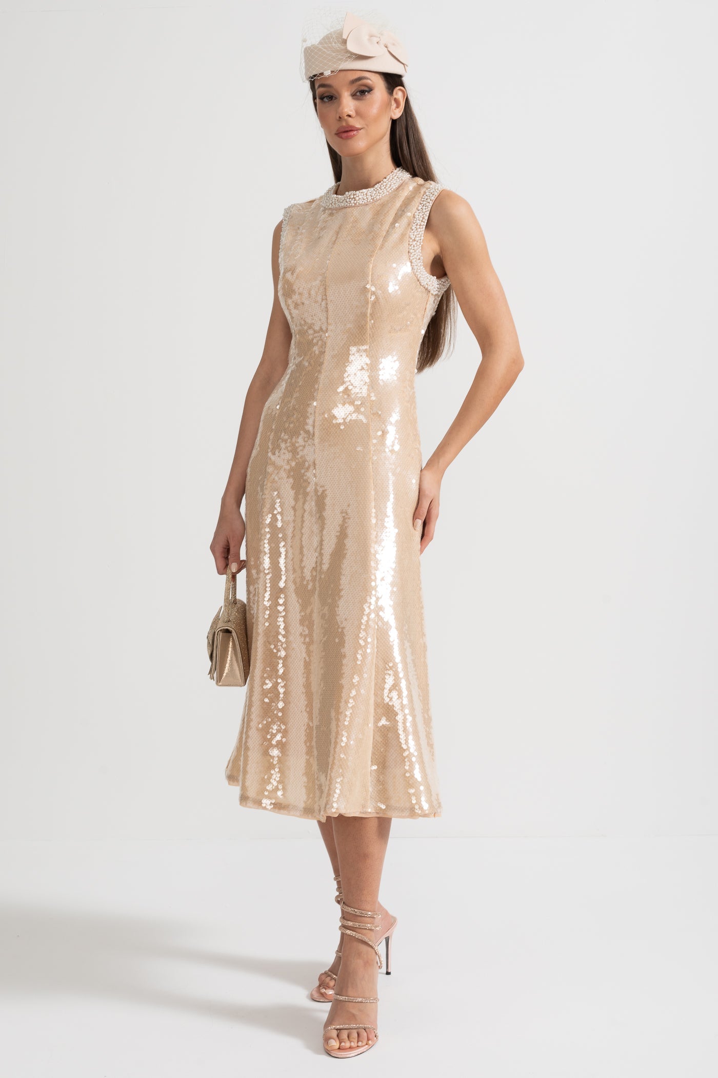 Elegantes Paillettenkleid mit weißen Perlenverzierungen – Beige