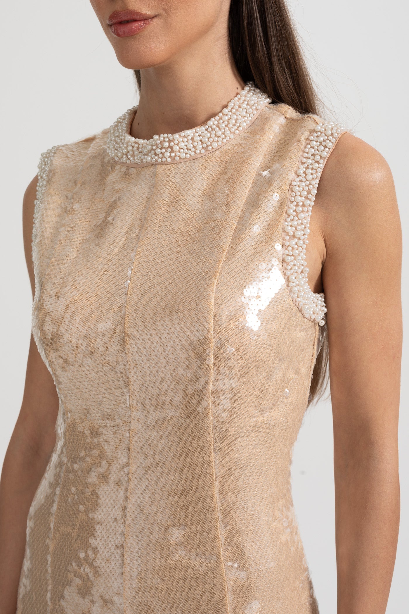 Elegantes Paillettenkleid mit weißen Perlenverzierungen – Beige