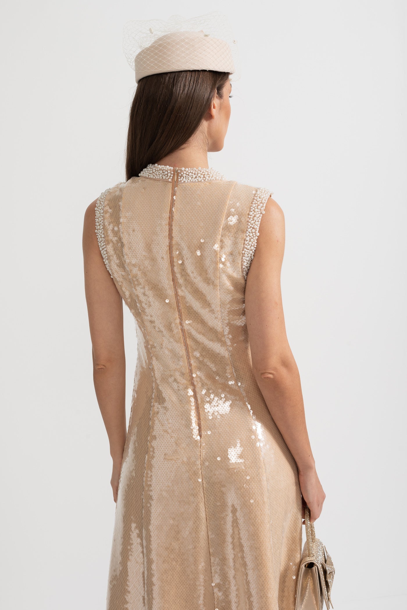 Elegantes Paillettenkleid mit weißen Perlenverzierungen – Beige