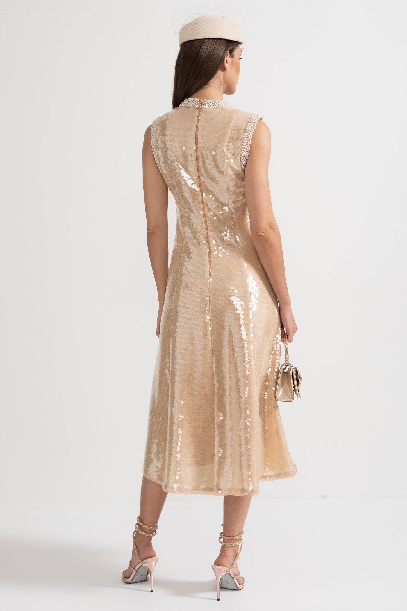 Elegantes Paillettenkleid mit weißen Perlenverzierungen – Beige