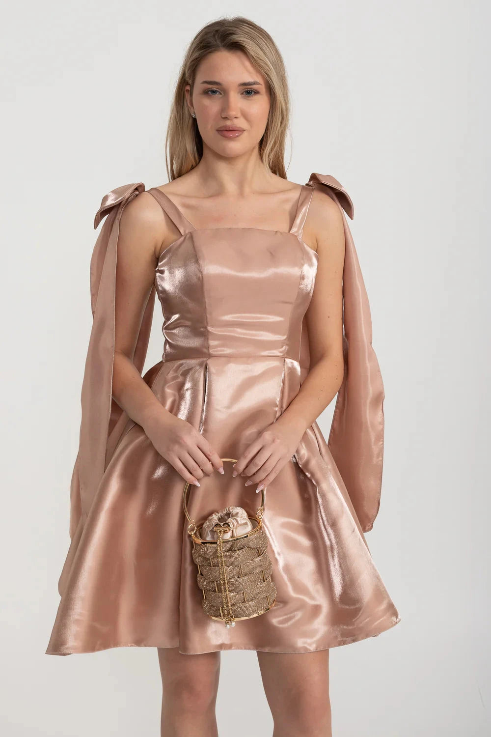 Elegantes Satin-Kleid mit figurbetontem Schnitt, ausgestelltem Rock und dekorativen Schulter-Schleifenakzenten – Braun