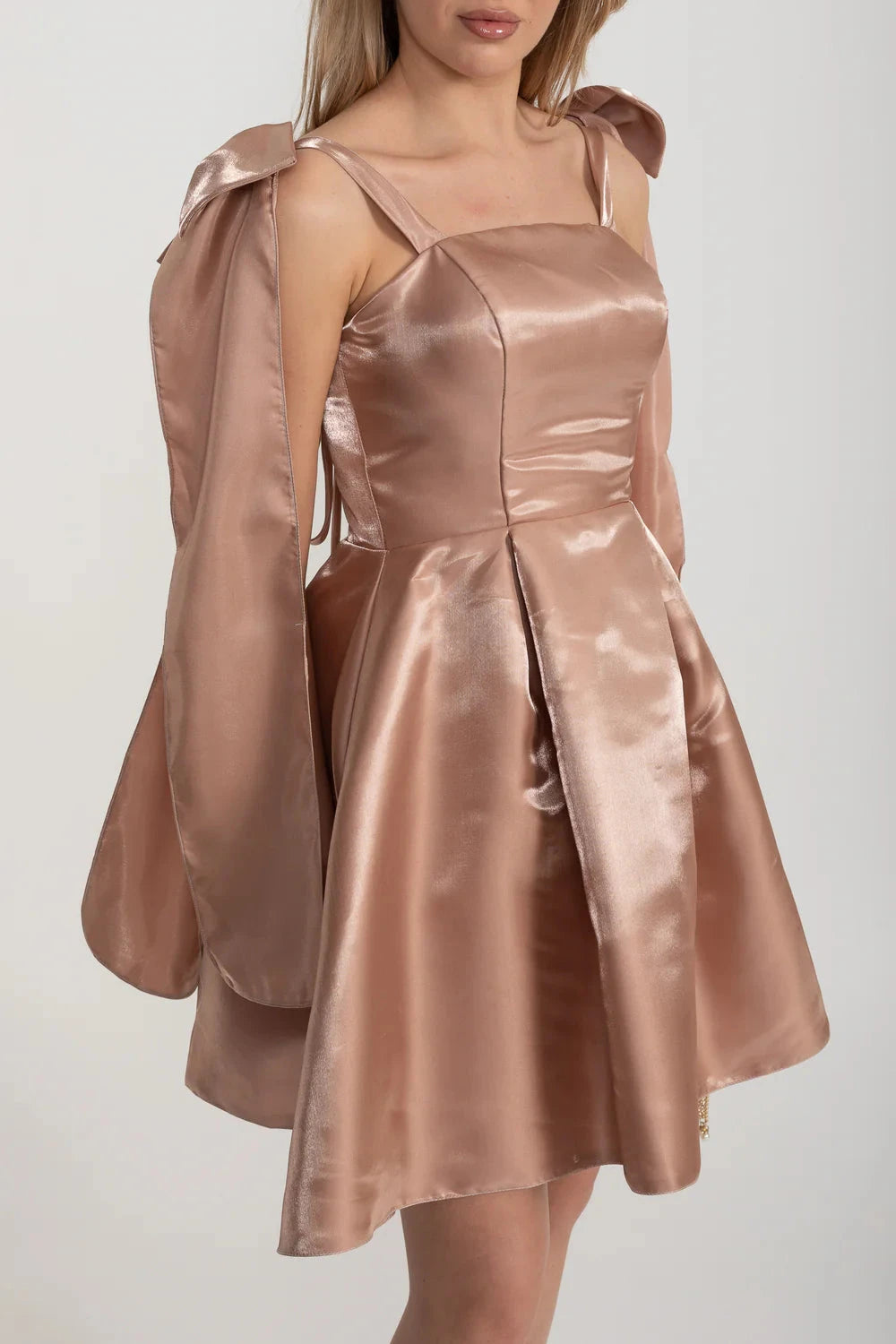Elegantes Satin-Kleid mit figurbetontem Schnitt, ausgestelltem Rock und dekorativen Schulter-Schleifenakzenten – Braun