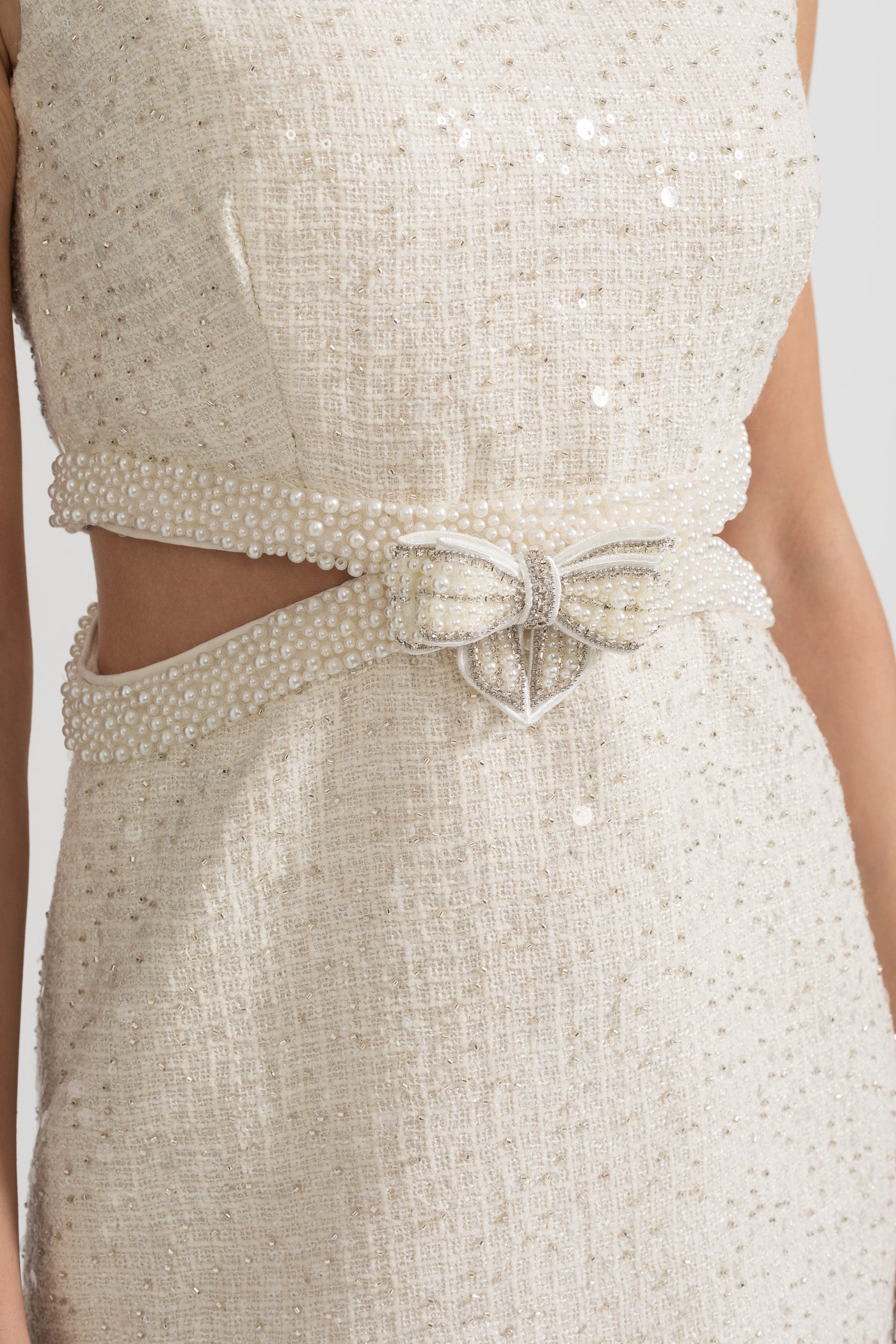 Paillettenbesetztes ärmelloses Minikleid mit Taillenausschnitten und Schleife - Ivoire