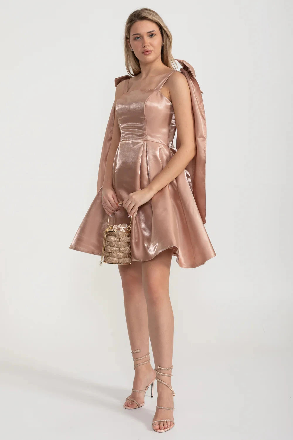 Elegantes Satin-Kleid mit figurbetontem Schnitt, ausgestelltem Rock und dekorativen Schulter-Schleifenakzenten – Braun