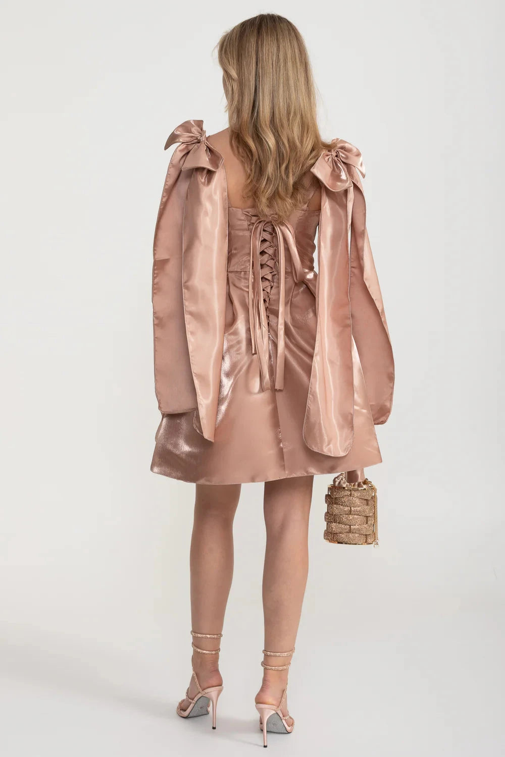 Elegantes Satin-Kleid mit figurbetontem Schnitt, ausgestelltem Rock und dekorativen Schulter-Schleifenakzenten – Braun