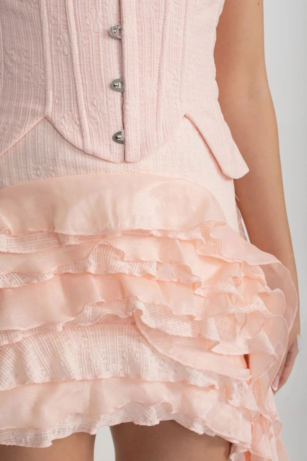 Vintage-inspiriertes Korsettkleid mit gerafftem Bustier und fließenden, gerüschten Seitendetails – Pink