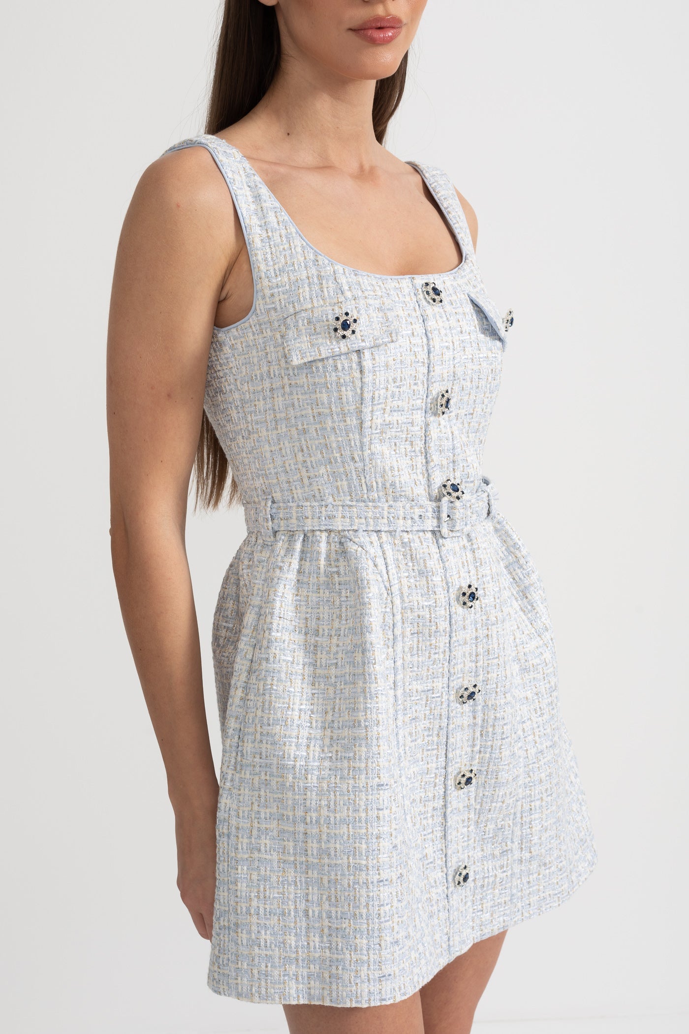 Strukturiertes Mini-Kleid mit tailliertem Oberteil und kontrastierenden Knöpfen – Light Blue