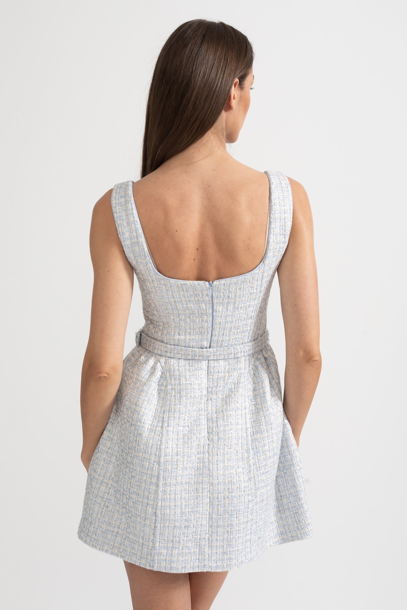 Strukturiertes Mini-Kleid mit tailliertem Oberteil und kontrastierenden Knöpfen – Light Blue