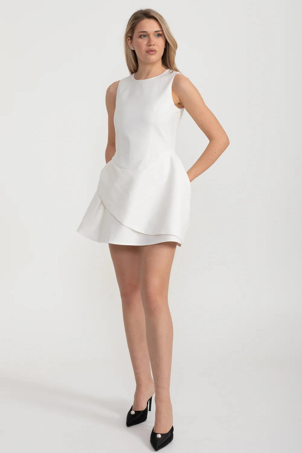 Zeitgenössisches ärmelloses Kleid mit tailliertem Oberteil und asymmetrischem Rock - Weiß