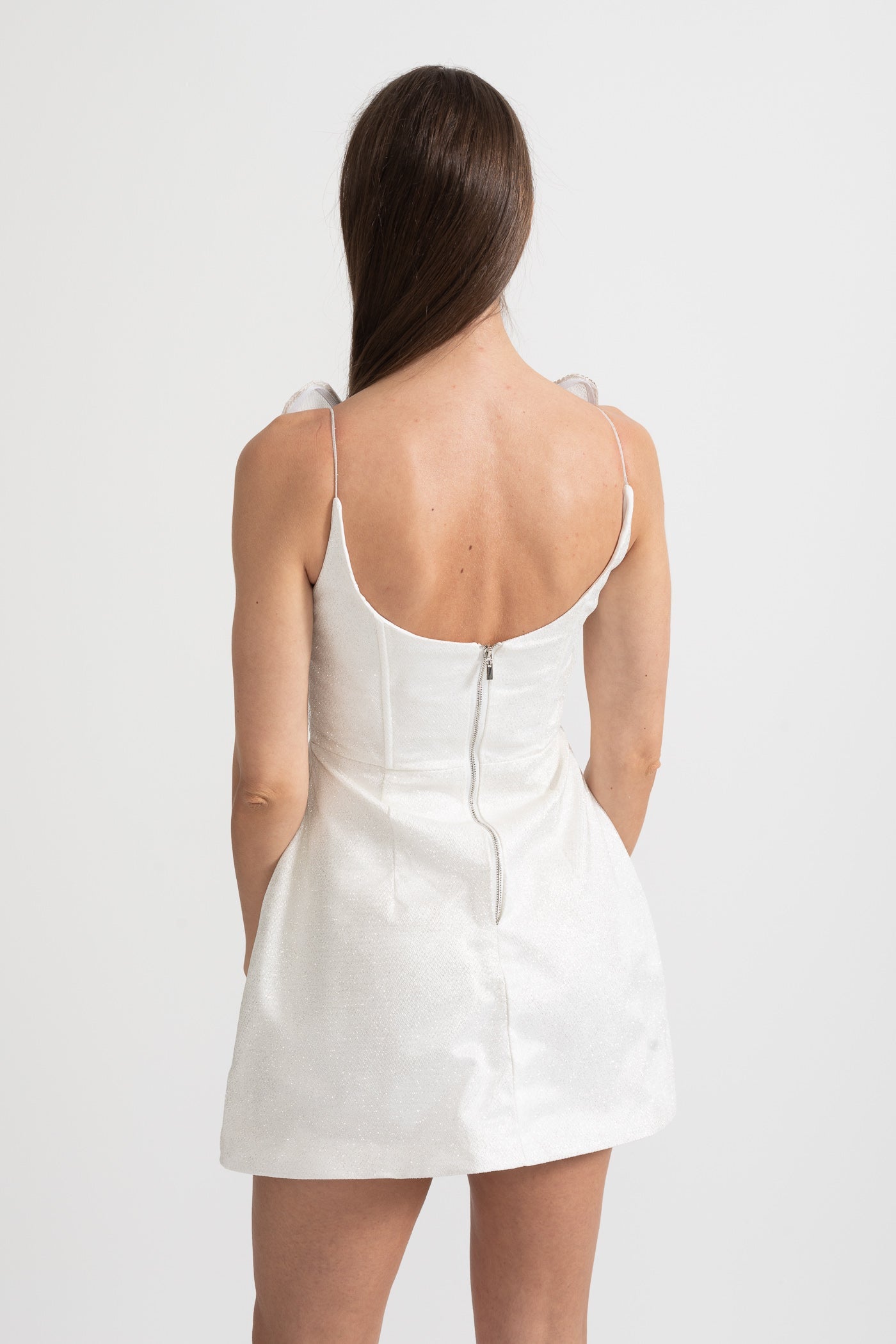 Eng anliegendes Minikleid mit strukturiertem Oberteil und transparenten Organza-Akzenten - Weiß