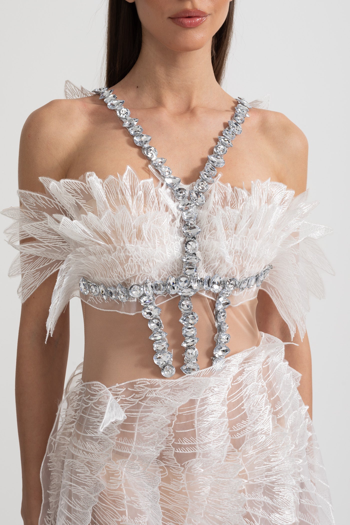 Ätherisches Minikleid mit transparenter Flügelstruktur und Kristallverzierungen – Weiß