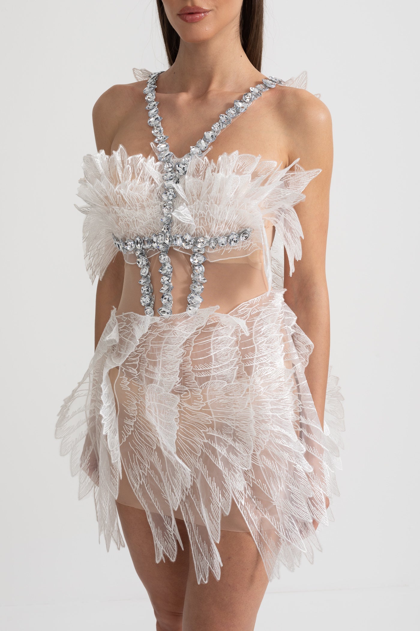 Ätherisches Minikleid mit transparenter Flügelstruktur und Kristallverzierungen – Weiß