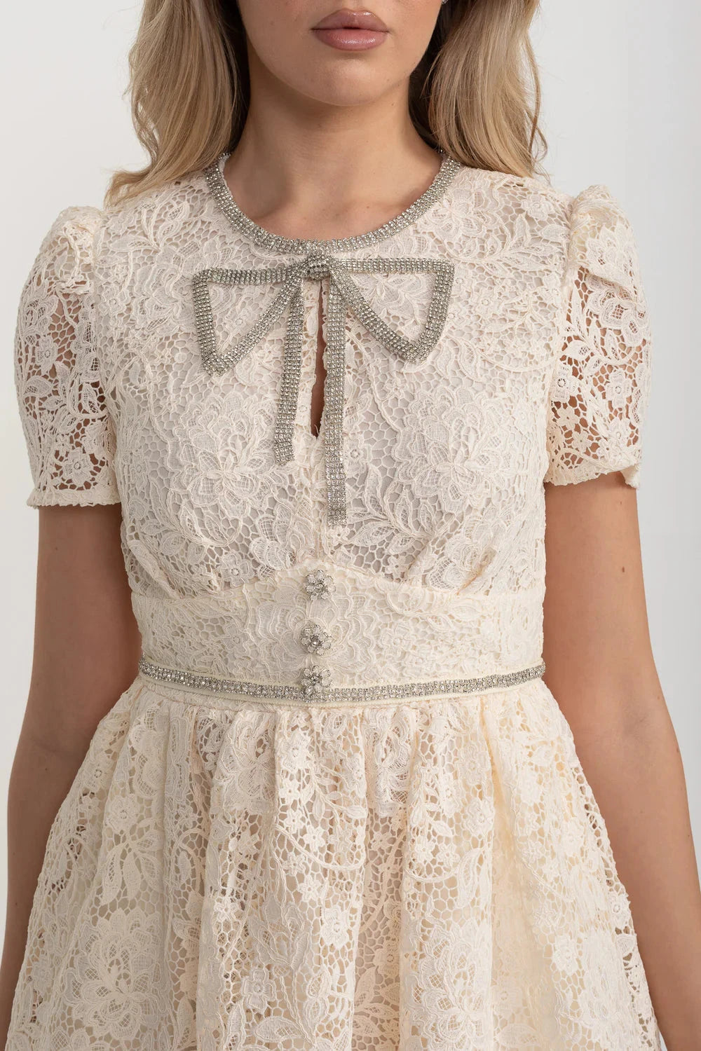Short Sleeved Lace Dress With Rounded Neckline And Decorative Bow - Ivoire