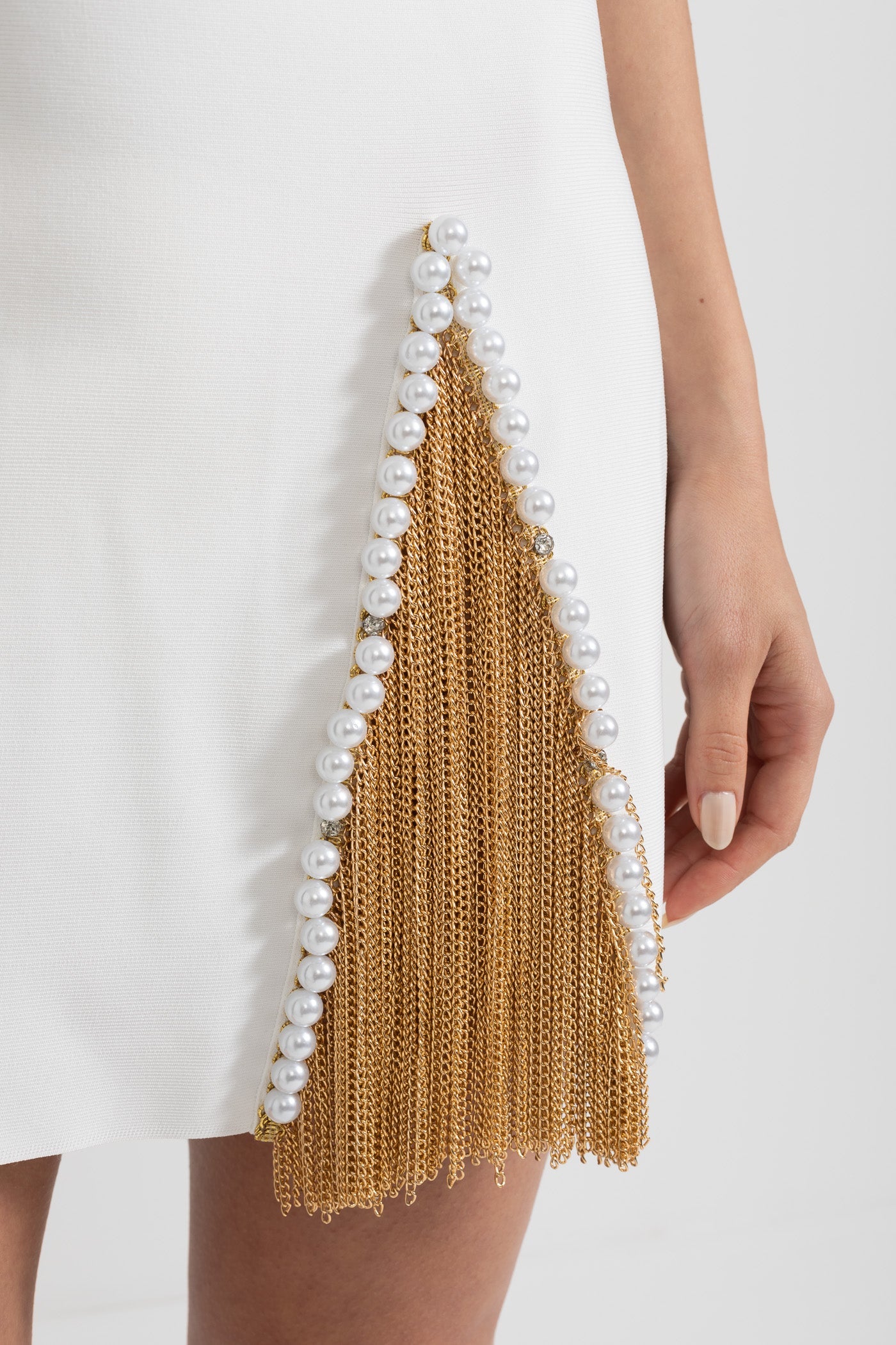 Perlen- und Kettenverziertes Set mit kontrastierendem Top und Minirock - Gold/Weiß
