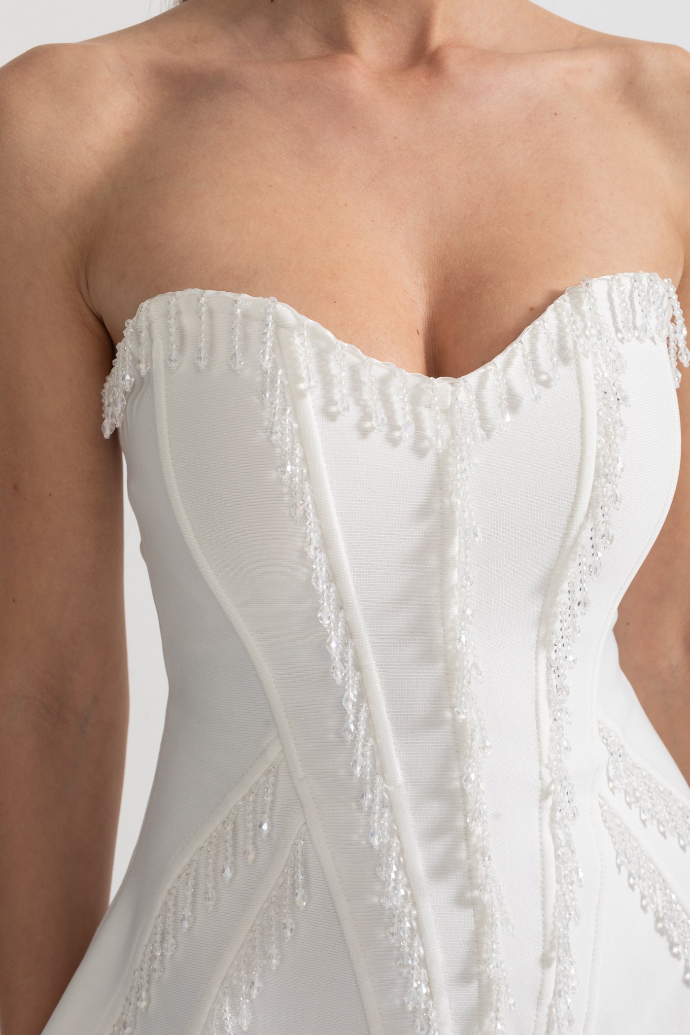 Elegantes Korsettkleid mit Korsett-Top und transparentem Nude-Maxirock - Weiß