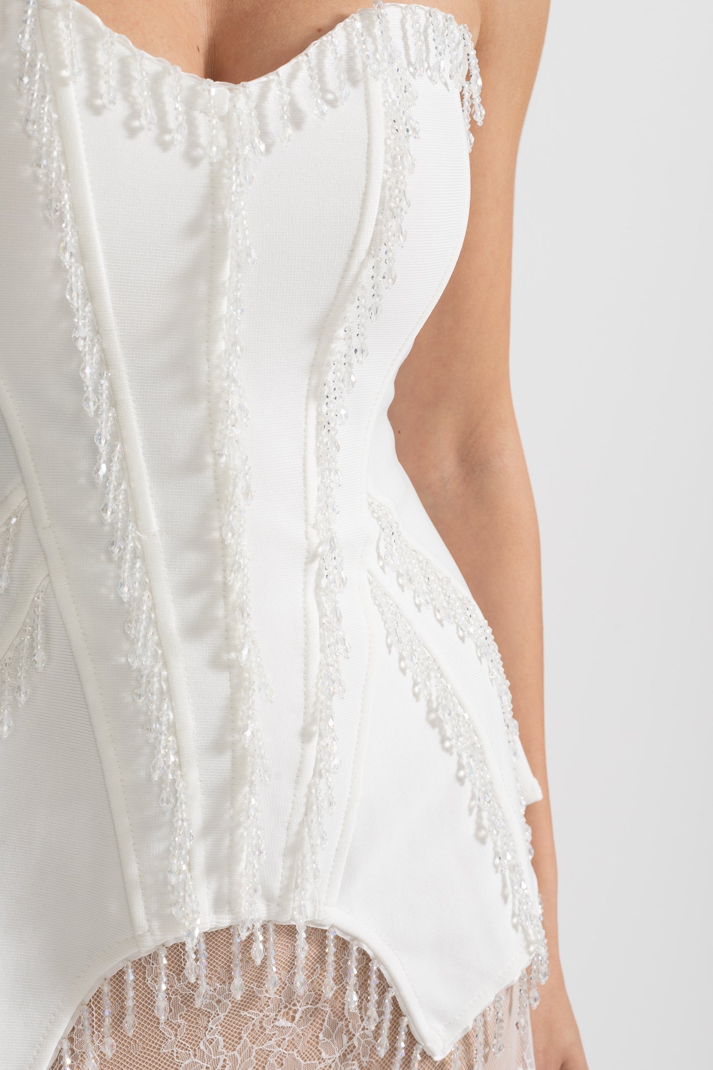 Elegantes Korsettkleid mit Korsett-Top und transparentem Nude-Maxirock - Weiß