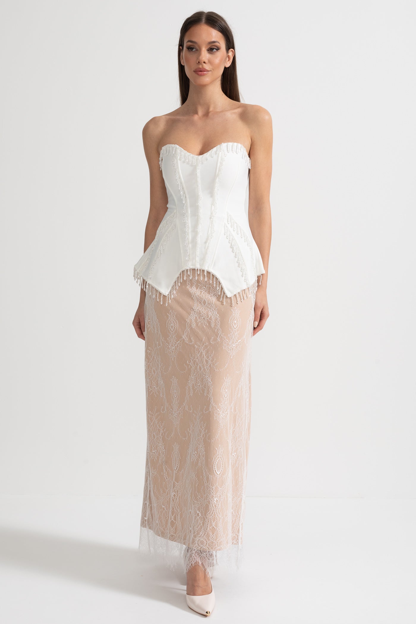 Elegantes Korsettkleid mit Korsett-Top und transparentem Nude-Maxirock - Weiß